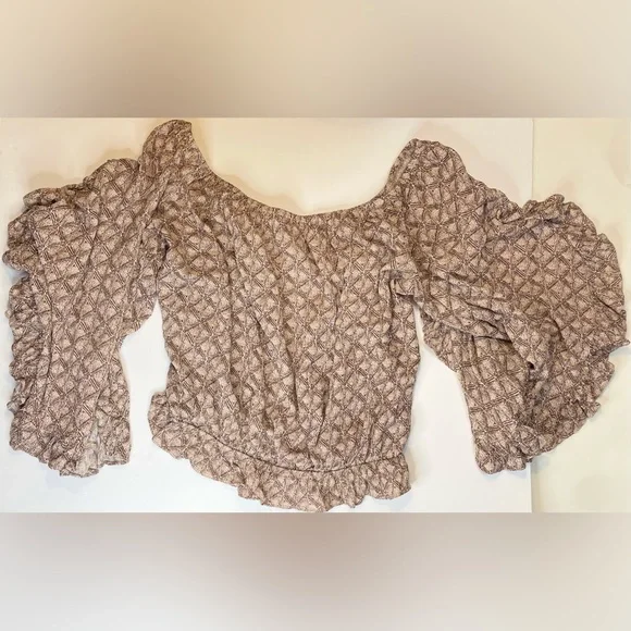 Cropped casual top with large flowing sleeve - Picture 4 of 4